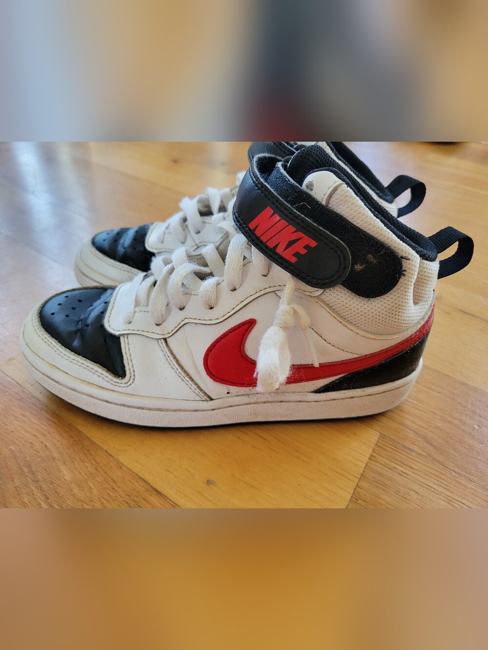 Boys size 3.5 Nike Court Borough shoes - court Borough mid 2 size 3.5